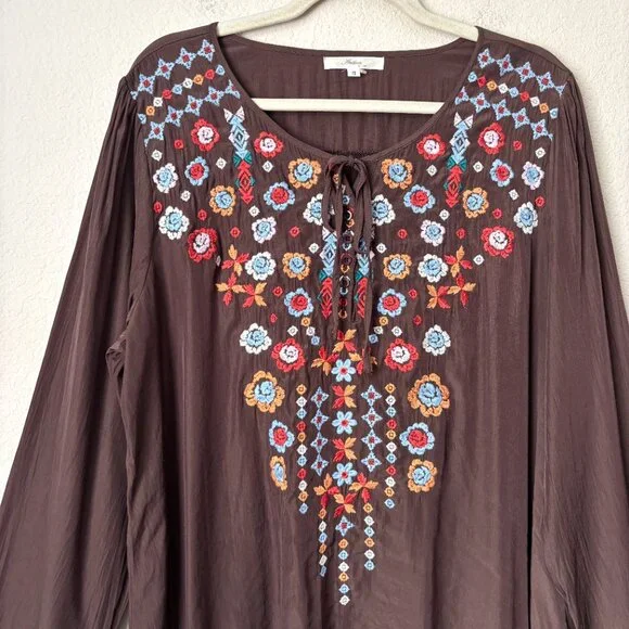 Andree by UNIT 1X Floral Embroidered Longline Sharkbite Hem Blouse Top - Picture 2 of 12